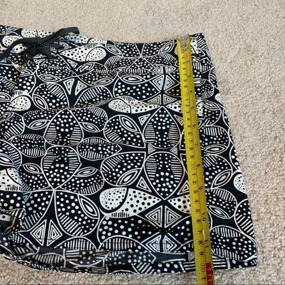 PATAGONIA Women's Black And white 100% Nylon Mid Rise Shorts Sz 8 One Poket - Picture 6 of 7